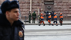 Сотрудники спецслужб у станции метро Технологический институт в Санкт-Петербурге Сотрудники спецслужб у станции метро Технологический институт в Санкт-Петербурге