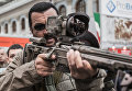 Американский актер Стивен Сигал осматривает экспонаты на международной выставке Оружие и охота в Московском Гостином дворе Американский актер Стивен Сигал осматривает экспонаты на международной выставке Оружие и охота в Московском Гостином дворе