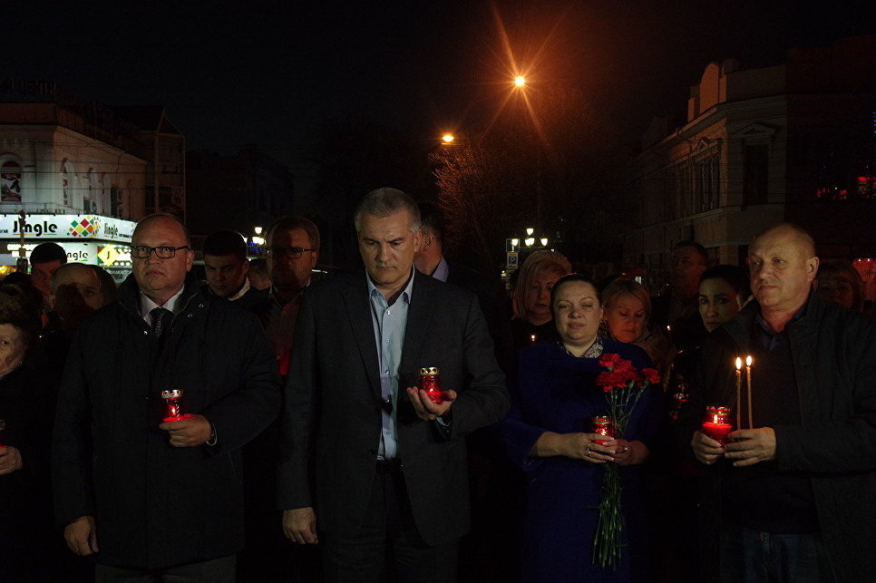 Глава Крыма Сергей Аксенов, глава администрации Симферополя Геннадий Бахарев во время акции памяти по погибшим в результате взрыва в метро Санкт-Петербурга в Симферополе. Глава Крыма Сергей Аксенов, глава администрации Симферополя Геннадий Бахарев во время акции памяти по погибшим в результате взрыва в метро Санкт-Петербурга в Симферополе.