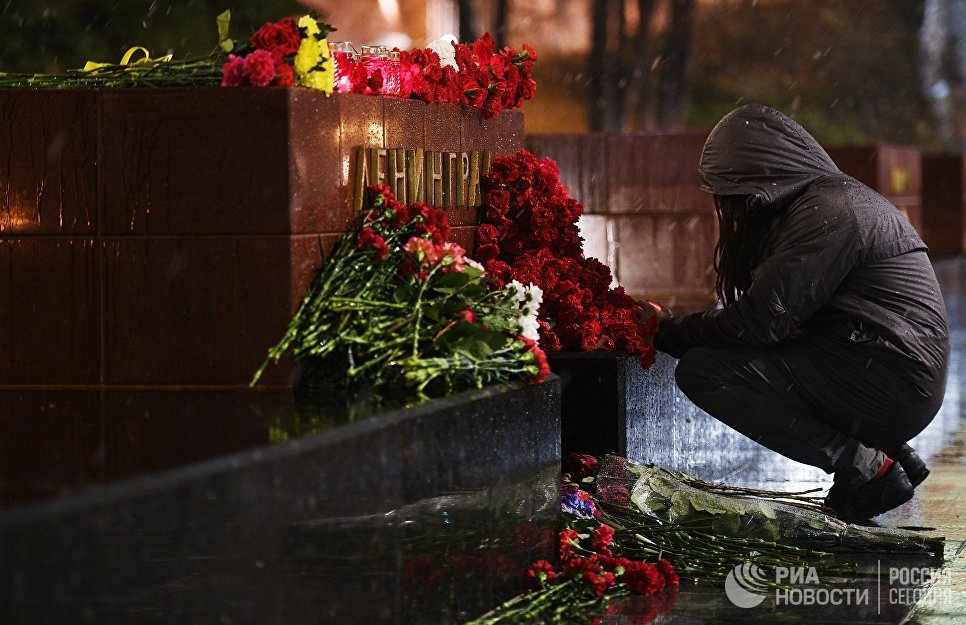 Девушка возлагает цветы к мемориалу города Ленинград на Аллее Городов-героев в Москве в память о погибших в результате взрыва в метро Санкт-Петербурга Девушка возлагает цветы к мемориалу города Ленинград на Аллее Городов-героев в Москве в память о погибших в результате взрыва в метро Санкт-Петербурга