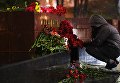 Девушка возлагает цветы к мемориалу города Ленинград на Аллее Городов-героев в Москве в память о погибших в результате взрыва в метро Санкт-Петербурга Девушка возлагает цветы к мемориалу города Ленинград на Аллее Городов-героев в Москве в память о погибших в результате взрыва в метро Санкт-Петербурга