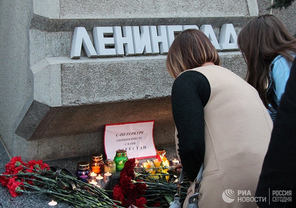 Участники акции памяти по погибшим в результате взрыва в метро Санкт-Петербурга в Севастополе Участники акции памяти по погибшим в результате взрыва в метро Санкт-Петербурга в Севастополе