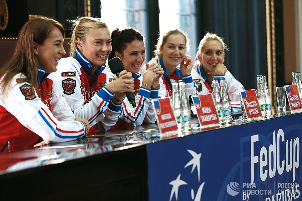 Спортсменки сборной России: Анастасия Павлюченкова, Мария Шарапова, капитан женской сборной России Анастасия Мыскина, Екатерина Макарова и Елена Веснина Спортсменки сборной России: Анастасия Павлюченкова, Мария Шарапова, капитан женской сборной России Анастасия Мыскина, Екатерина Макарова и Елена Веснина