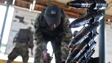 Украинский военный во время учений на полигоне под Львовом Украинский военный во время учений на полигоне под Львовом