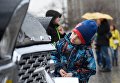 Мальчик рассматривает автомобиль ГАЗ 13 Чайка перед стартом автопробега 108 минут в Москве, приуроченного к 56-й годовщине полета человека в космос Мальчик рассматривает автомобиль ГАЗ 13 Чайка перед стартом автопробега 108 минут в Москве, приуроченного к 56-й годовщине полета человека в космос