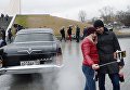 Жители Москвы фотографируются у автомобиля ГАЗ 13 Чайка перед стартом автопробега 108 минут в Москве, приуроченного к 56-й годовщине полета человека в космос Жители Москвы фотографируются у автомобиля ГАЗ 13 Чайка перед стартом автопробега 108 минут в Москве, приуроченного к 56-й годовщине полета человека в космос
