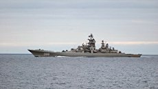Тяжелый атомный ракетный крейсер Петр Великий во время прохода авианосной группы Северного флота России в Норвежском море. Архивное фото Тяжелый атомный ракетный крейсер Петр Великий во время прохода авианосной группы Северного флота России в Норвежском море. Архивное фото