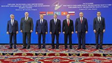 Президент РФ Владимир Путин во время совместного фотографирования участников заседания Высшего Евразийского экономического совета (ВЕЭС) в резиденции Ала-Арча в Бишкеке. 14 апреля 2017 года Президент РФ Владимир Путин во время совместного фотографирования участников заседания Высшего Евразийского экономического совета (ВЕЭС) в резиденции Ала-Арча в Бишкеке. 14 апреля 2017 года