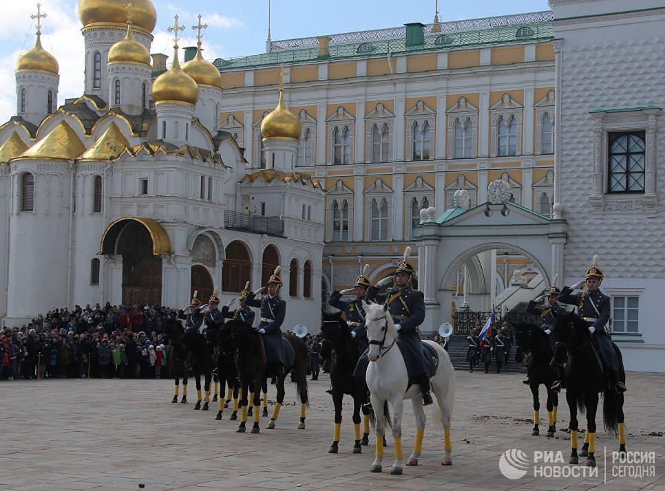 Военнослужащие Президентского полка во время первой в этом году церемонии развода пеших и конных караулов на Соборной площади Московского Кремля Военнослужащие Президентского полка во время первой в этом году церемонии развода пеших и конных караулов на Соборной площади Московского Кремля