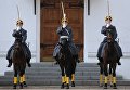 Военнослужащие Президентского полка во время первой в этом году церемонии развода пеших и конных караулов на Соборной площади Московского Кремля Военнослужащие Президентского полка во время первой в этом году церемонии развода пеших и конных караулов на Соборной площади Московского Кремля
