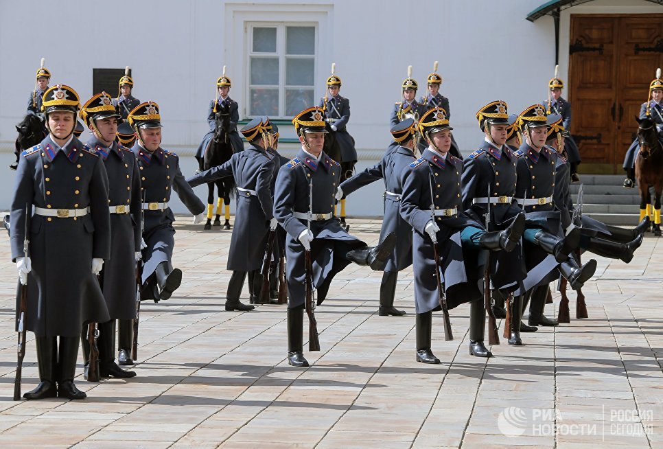Военнослужащие Президентского полка во время первой в этом году церемонии развода пеших и конных караулов на Соборной площади Московского Кремля Военнослужащие Президентского полка во время первой в этом году церемонии развода пеших и конных караулов на Соборной площади Московского Кремля