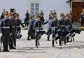 Военнослужащие Президентского полка во время первой в этом году церемонии развода пеших и конных караулов на Соборной площади Московского Кремля Военнослужащие Президентского полка во время первой в этом году церемонии развода пеших и конных караулов на Соборной площади Московского Кремля