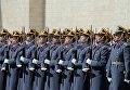 Военнослужащие Президентского полка во время первой в этом году церемонии развода пеших и конных караулов на Соборной площади Московского Кремля Военнослужащие Президентского полка во время первой в этом году церемонии развода пеших и конных караулов на Соборной площади Московского Кремля