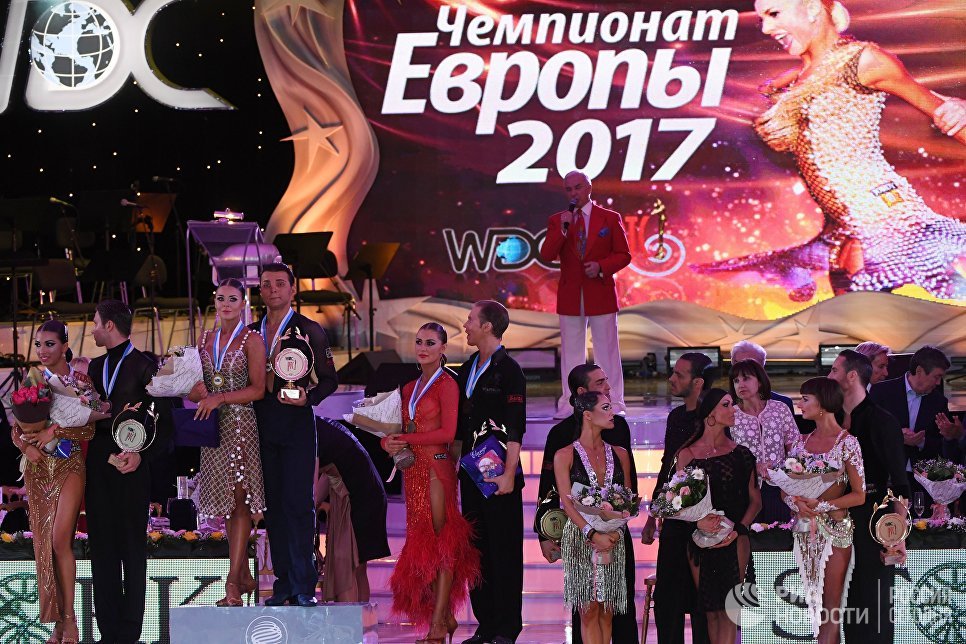 Призеры чемпионата Европы по латиноамериканским танцам на церемонии награждения Призеры чемпионата Европы по латиноамериканским танцам на церемонии награждения