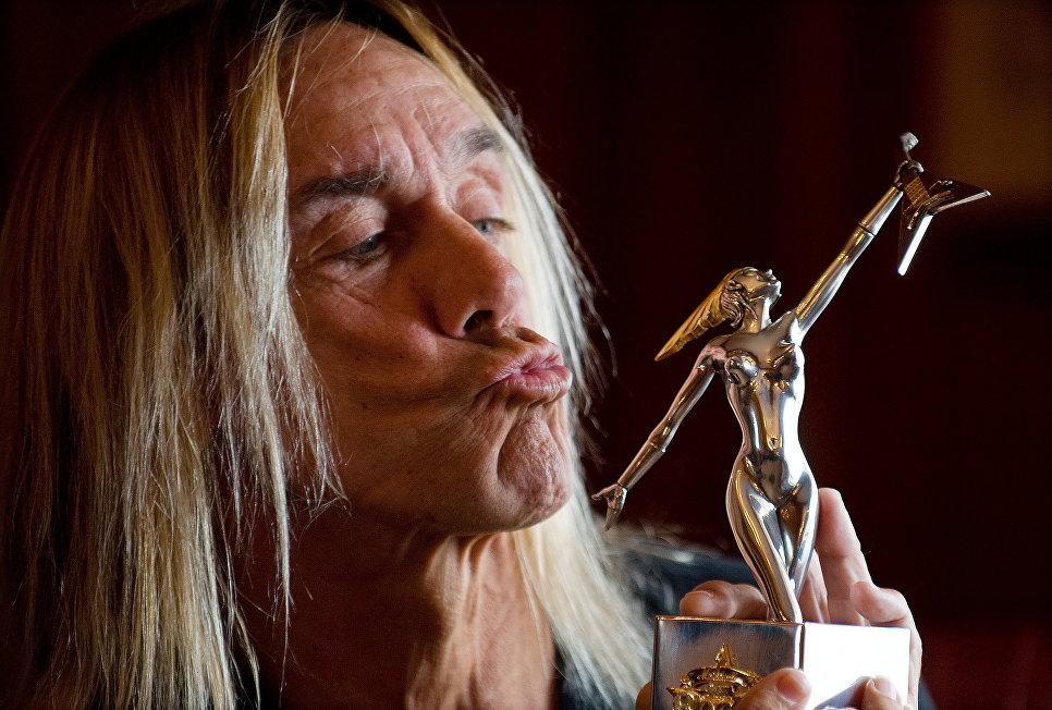 Американский певец Игги Поп позирует с премией Marshall Classic Rock Roll Honor Awards Американский певец Игги Поп позирует с премией Marshall Classic Rock Roll Honor Awards