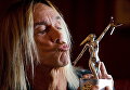 Американский певец Игги Поп позирует с премией Marshall Classic Rock Roll Honor Awards Американский певец Игги Поп позирует с премией Marshall Classic Rock Roll Honor Awards