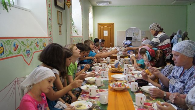 Обед в столовой фото