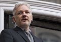 Сооснователь WikiLeaks Джулиан Ассанж выступает с речью с балкона посольства Эквадора в Лондоне перед журналистами и митингующими Сооснователь WikiLeaks Джулиан Ассанж выступает с речью с балкона посольства Эквадора в Лондоне перед журналистами и митингующими