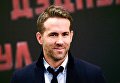 Актер Райан Рейнольдс во время фотоколла к премьере фильма Тима Миллера Дэдпул в отеле Ritz Carlton в Москве Актер Райан Рейнольдс во время фотоколла к премьере фильма Тима Миллера Дэдпул в отеле Ritz Carlton в Москве