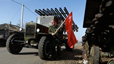 Мастер Максим Свекла демонстрирует законченную БМ-13 Катюша в поселке Большой Оеш Новосибирской области Мастер Максим Свекла демонстрирует законченную БМ-13 Катюша в поселке Большой Оеш Новосибирской области