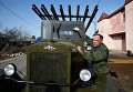 Мастер Максим Свекла демонстрирует законченную БМ-13 Катюша в поселке Большой Оеш Новосибирской области Мастер Максим Свекла демонстрирует законченную БМ-13 Катюша в поселке Большой Оеш Новосибирской области