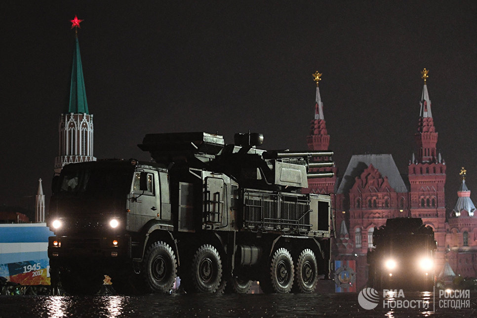 Зенитный ракетно-пушечный комплекс Панцирь-С на репетиции парада Победы на Красной площади Зенитный ракетно-пушечный комплекс Панцирь-С на репетиции парада Победы на Красной площади