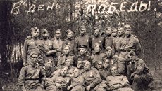 Студент-фронтовик ТГУ с товарищами, 9 мая 1945 года Студент-фронтовик ТГУ с товарищами, 9 мая 1945 года