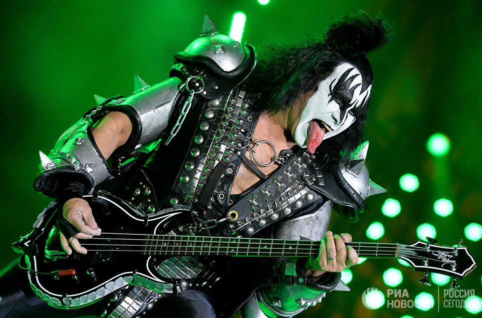 Музыкант группы Kiss Джин Симмонс выступает на концерте в СК Олимпийский в Москве Музыкант группы Kiss Джин Симмонс выступает на концерте в СК Олимпийский в Москве