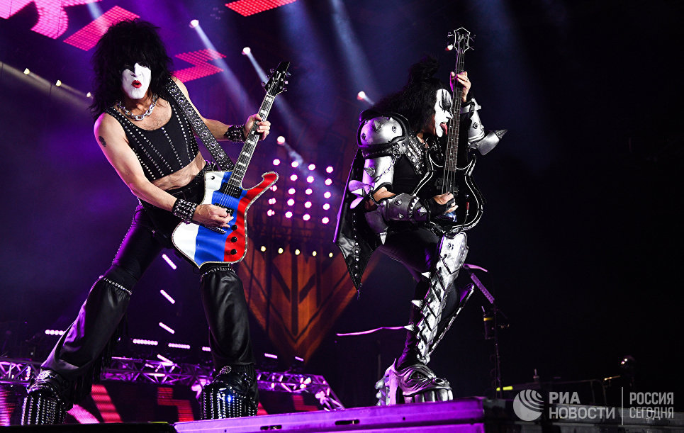 Музыканты группы Kiss Пол Стэнли и Джин Симмонс выступают на концерте в СК Олимпийский в Москве Музыканты группы Kiss Пол Стэнли и Джин Симмонс выступают на концерте в СК Олимпийский в Москве