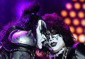 Музыканты группы Kiss Томми Тайер и Джин Симмонс выступают на концерте в СК Олимпийский в Москве Музыканты группы Kiss Томми Тайер и Джин Симмонс выступают на концерте в СК Олимпийский в Москве