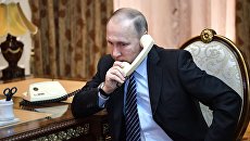 Президент РФ Владимир Путин во время телефонного разговора Президент РФ Владимир Путин во время телефонного разговора