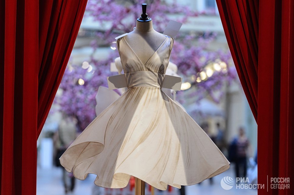 Выставка Бумажные куклы: 2D-мода от Moschino в ГУМе Выставка Бумажные куклы: 2D-мода от Moschino в ГУМе