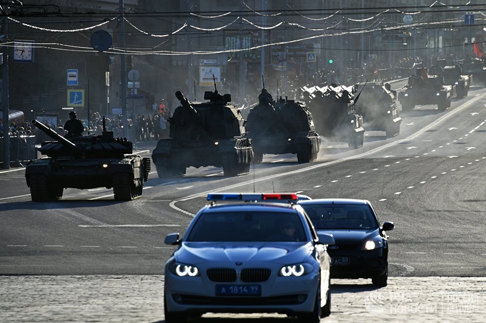 Танк Т-72Б3, самоходные гаубицы Коалиция-СВ и Мста-С, зенитные ракетные комплексы БУК-М2 и Тор-М2У во время репетиции парада Победы в Москве Танк Т-72Б3, самоходные гаубицы Коалиция-СВ и Мста-С, зенитные ракетные комплексы БУК-М2 и Тор-М2У во время репетиции парада Победы в Москве