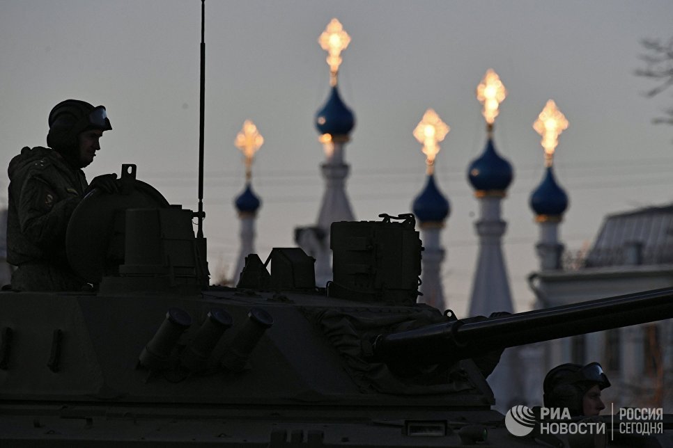 Военнослужащие на боевой машине десанта БМД-4М во время репетиции парада Победы в Москве Военнослужащие на боевой машине десанта БМД-4М во время репетиции парада Победы в Москве