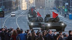 Танки Т-14 Армата во время прохода военной техники по Тверской улице перед репетицией парада Победы на Красной площади Танки Т-14 Армата во время прохода военной техники по Тверской улице перед репетицией парада Победы на Красной площади