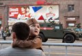 Мужчина с ребенком во время прохода военной техники по Тверской улице перед репетицией парада Победы на Красной площадии Мужчина с ребенком во время прохода военной техники по Тверской улице перед репетицией парада Победы на Красной площадии