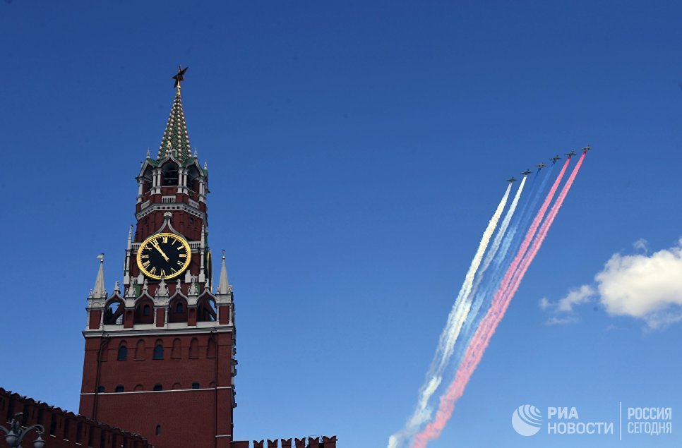 Штурмовики Су-25 БМ пролетают над Красной площадью во время репетиции воздушной части парада Победы Штурмовики Су-25 БМ пролетают над Красной площадью во время репетиции воздушной части парада Победы