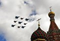 Многоцелевые истребители Су-30СМ пилотажной группы Русские витязи и МиГ-29 пилотажной группы Стрижи пролетают над Красной площадью во время репетиции воздушной части парада Победы Многоцелевые истребители Су-30СМ пилотажной группы Русские витязи и МиГ-29 пилотажной группы Стрижи пролетают над Красной площадью во время репетиции воздушной части парада Победы
