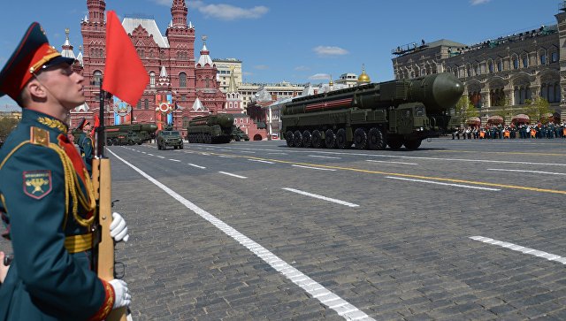 В РФ отмечают День Победы военнослужащими парадами и шествиями