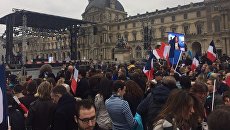 Обстановка на площади у Лувра, где ожидается Макрон при объявлении результатов выборов во Франции Обстановка на площади у Лувра, где ожидается Макрон при объявлении результатов выборов во Франции