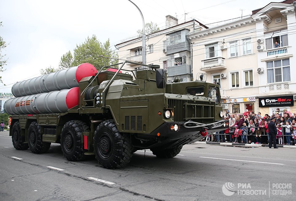 Колонна военной техники во время военного парада, посвященного 72-й годовщине Победы в Великой Отечественной войне 1941-1945 годов, в Новороссийске Колонна военной техники во время военного парада, посвященного 72-й годовщине Победы в Великой Отечественной войне 1941-1945 годов, в Новороссийске