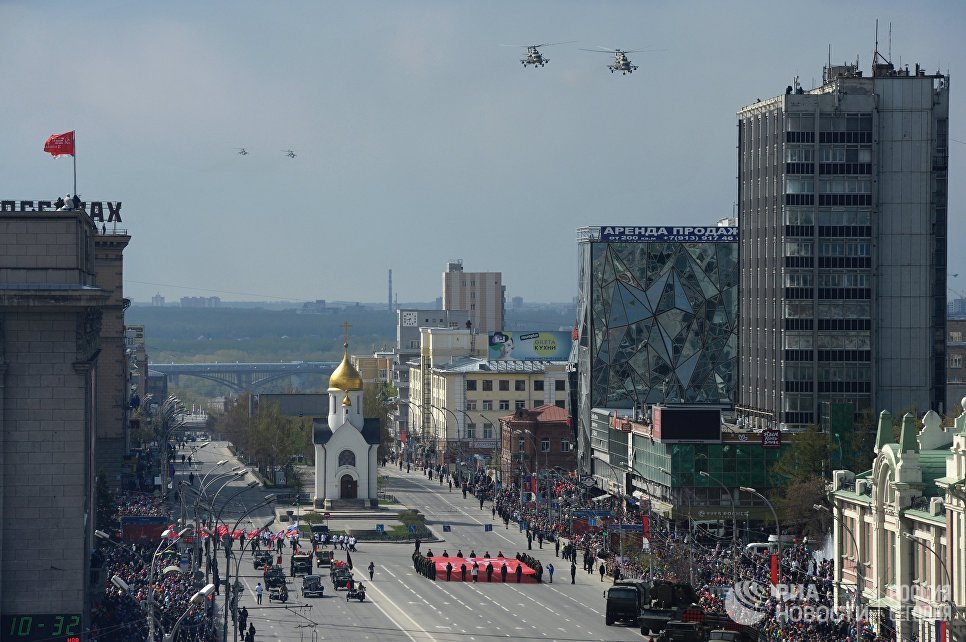 Вертолёты Ми-8 АМТШ во время военного парада на площади им Ленина в Новосибирске, посвящённого 72-й годовщине Победы в Великой Отечественной войне 1941-1945 годов Вертолёты Ми-8 АМТШ во время военного парада на площади им Ленина в Новосибирске, посвящённого 72-й годовщине Победы в Великой Отечественной войне 1941-1945 годов