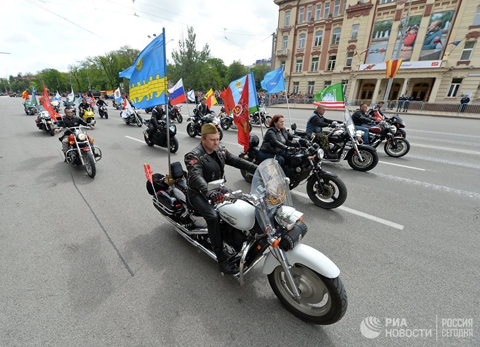 Участники во время военного парада в Ростове-на-Дону, посвящённого 72-й годовщине Победы в Великой Отечественной войне 1941-1945 годов Участники во время военного парада в Ростове-на-Дону, посвящённого 72-й годовщине Победы в Великой Отечественной войне 1941-1945 годов