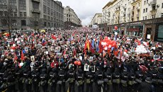 Участники акции Бессмертный полк на Тверской улице в Москве. Архивное фото Участники акции Бессмертный полк на Тверской улице в Москве. Архивное фото
