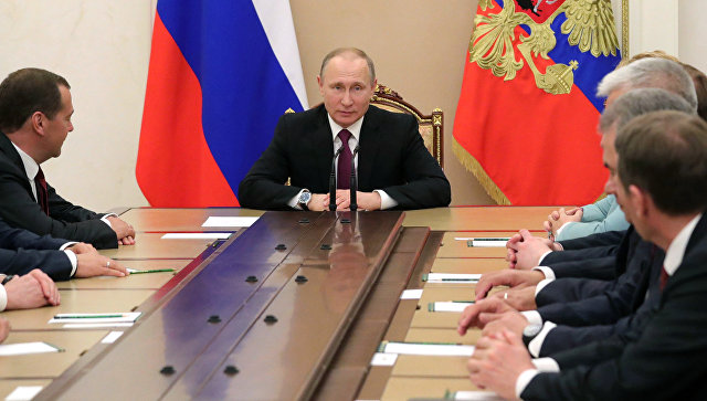 Владимир Путин проводит совещание с постоянными членами Совета безопасности. Архивное фото