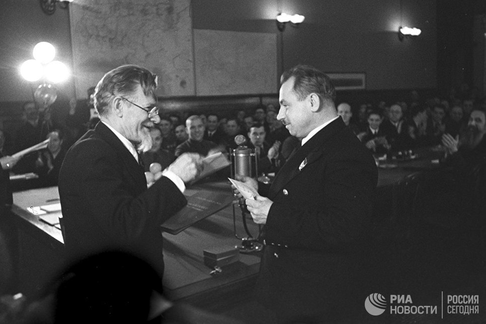 Председатель Президиума Верховного Совета СССР М.И. Калинин вручает грамоту Героя Советского Союза советскому полярному исследователю И.Д. Папанину Председатель Президиума Верховного Совета СССР М.И. Калинин вручает грамоту Героя Советского Союза советскому полярному исследователю И.Д. Папанину