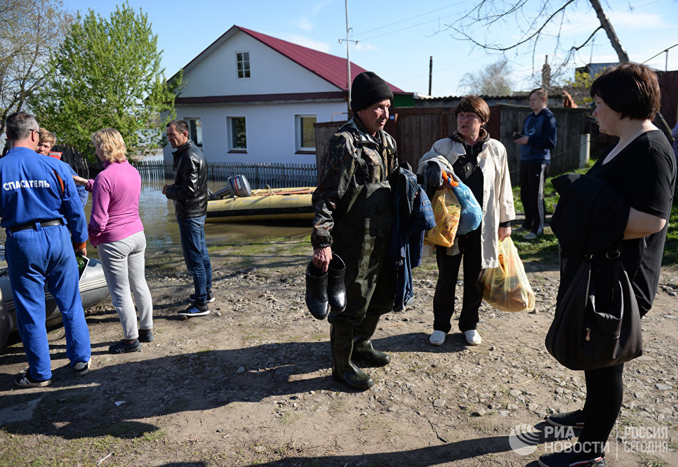 Местные жители в городе Ишим Тюменской области, подтопленного в результате сильного поднятия воды в реках Ишим и Карасуль