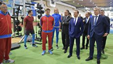 Председатель правительства РФ Дмитрий Медведев во время посещения учебно-тренировочного центра Новогорск. 12 мая 2017 Председатель правительства РФ Дмитрий Медведев во время посещения учебно-тренировочного центра Новогорск. 12 мая 2017