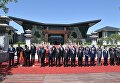 Президент РФ Владимир Путин принимает участие в церемонии совместного фотографирования участников круглого стола Международного форума Один пояс, один путь. 15 мая 2017 Президент РФ Владимир Путин принимает участие в церемонии совместного фотографирования участников круглого стола Международного форума Один пояс, один путь. 15 мая 2017