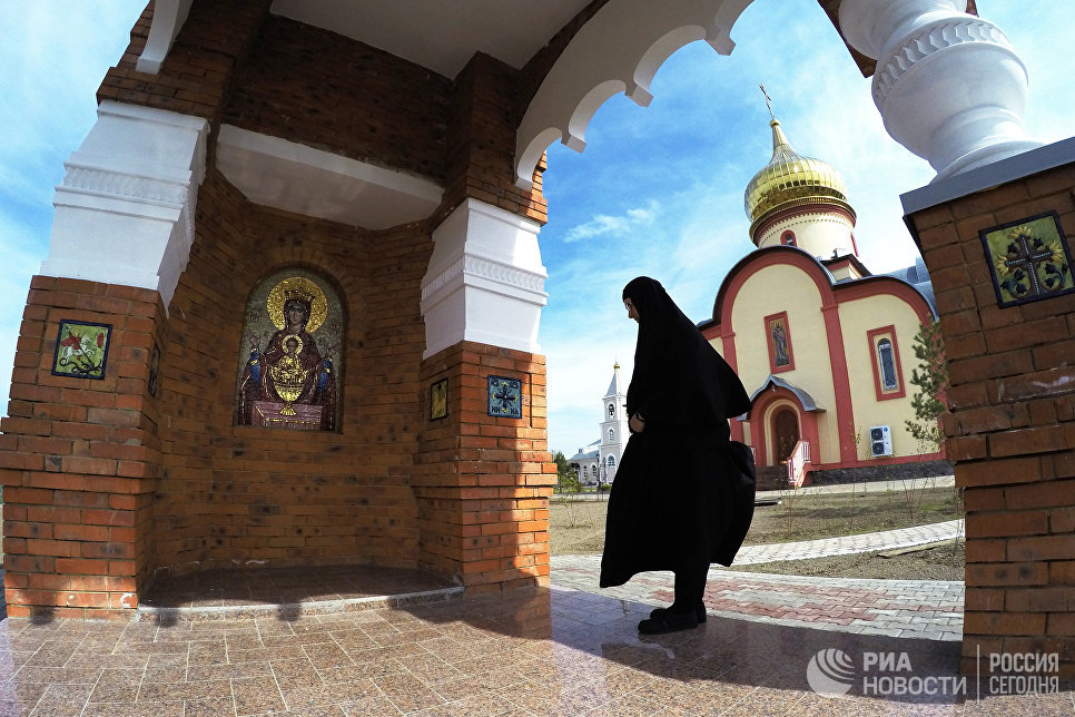 Монахиня в женском монастыре Святых Первоверховных апостолов Петра и Павла в селе Петропавловка Хабаровского края Монахиня в женском монастыре Святых Первоверховных апостолов Петра и Павла в селе Петропавловка Хабаровского края